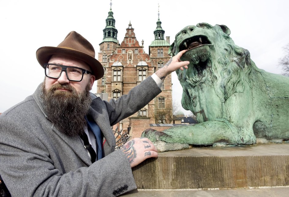 ”Dér gemte kongen nok nøglen til sin elskerinde engang. Sådan gemmer byen mange små hemmeligheder, når man lærer den at kende,” siger digteren, der jo heller ikke er bange for skarpe tænder.