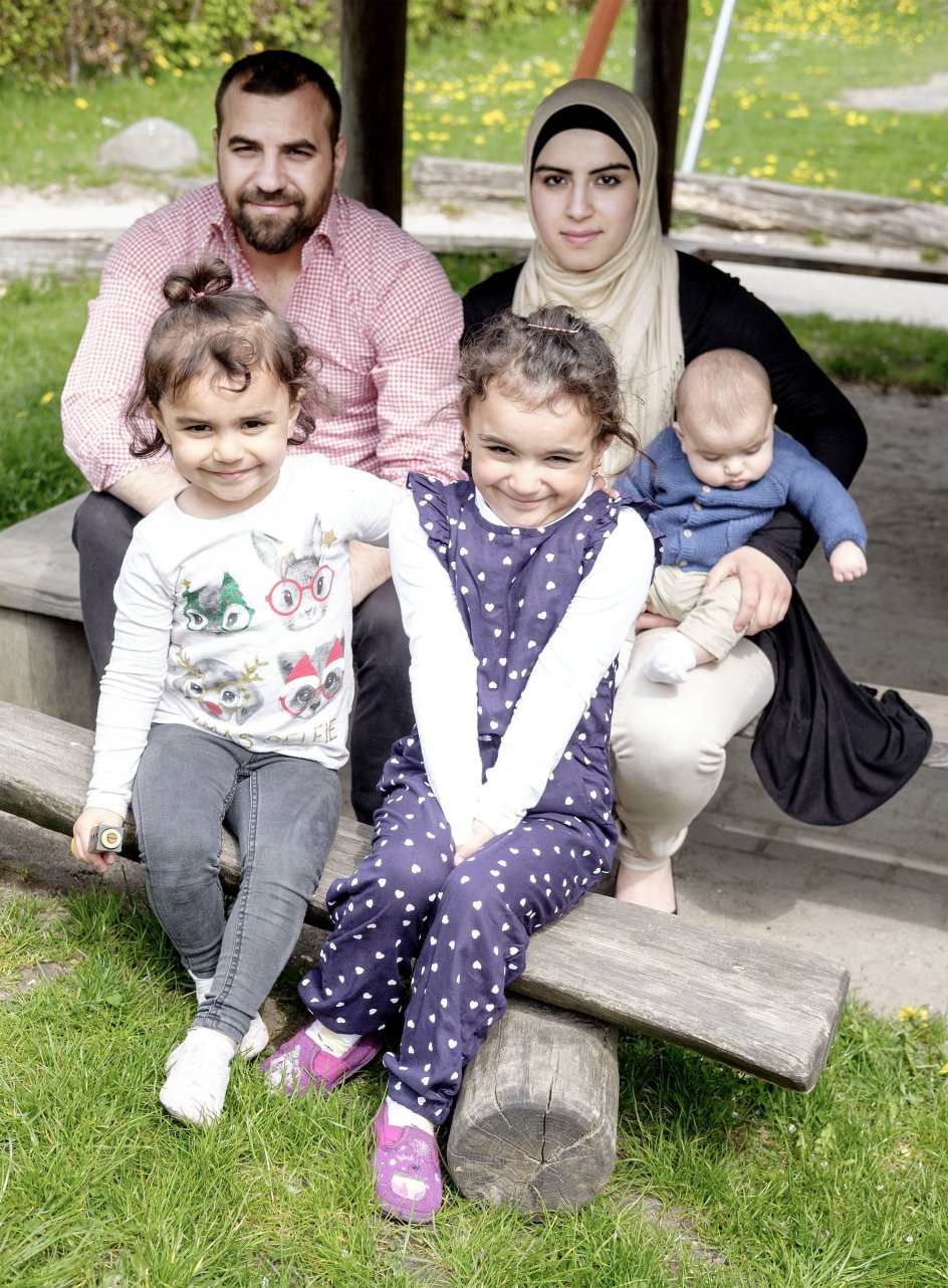 Menissa Shahoud på fire år sammen med sin lillesøster Manar og pigernes far Hashem Alabdulah Shahoud på legepladsen i børnehaven Villa Kulla i Helsingør.