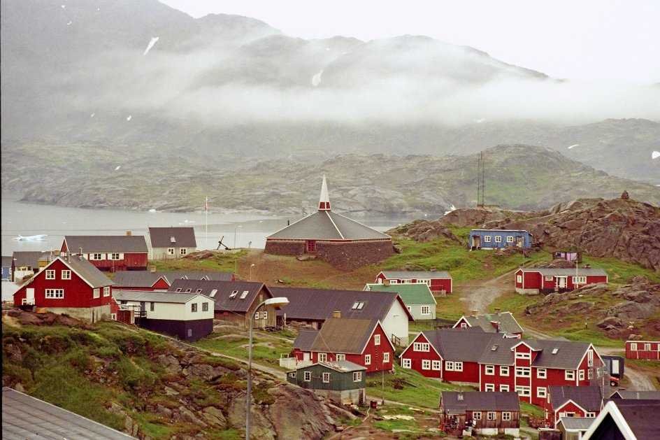 Byen Tasiilaq i Østgrønland. Selvom østgrønlænderne kun udgør seks procent af Grønlands befolkning, så er en femtedel af de indsatte i det grønlandske fængselsvæsen fra østkysten. ”Det grønlandske samfund er meget polariseret, og særligt de østgrønlandske bygder er meget fattige. Det sociale armod afføder frustrationer, og når alkoholen går ind, så slippes frustrationerne ud,” siger lektor ved Grønlands Universitet Annemette Nyborg Lauritsen. – 