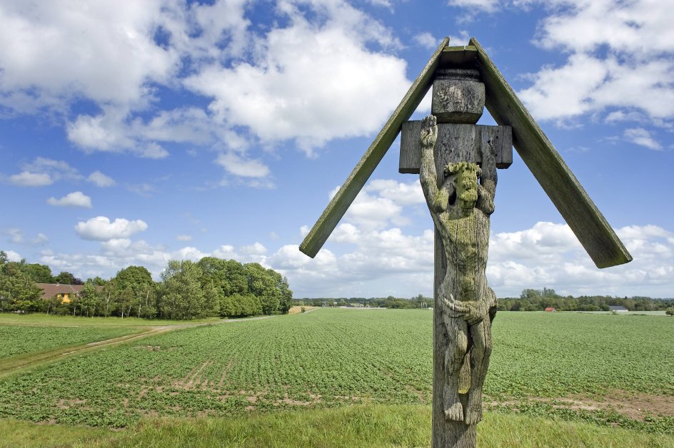 Hellig Anders’ Kors er placeret på toppen af en græshøj lidt uden for den vestsjællandske by Slagelse. –