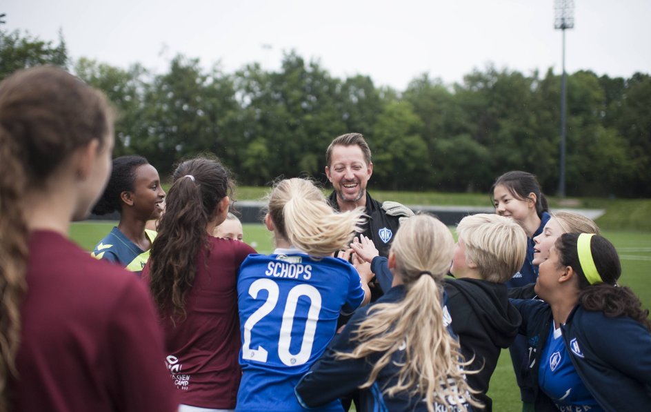 HIK's U14-piger skal øve forsvar og angreb og træne lidt straffespark, og ”hvis I koncentrerer jer om det og tager det seriøst…,” når træner Martin Storm lige at sige, inden én af pigerne afbryder ham med en kæk bemærkning, der sparker al seriøsitet af banen.