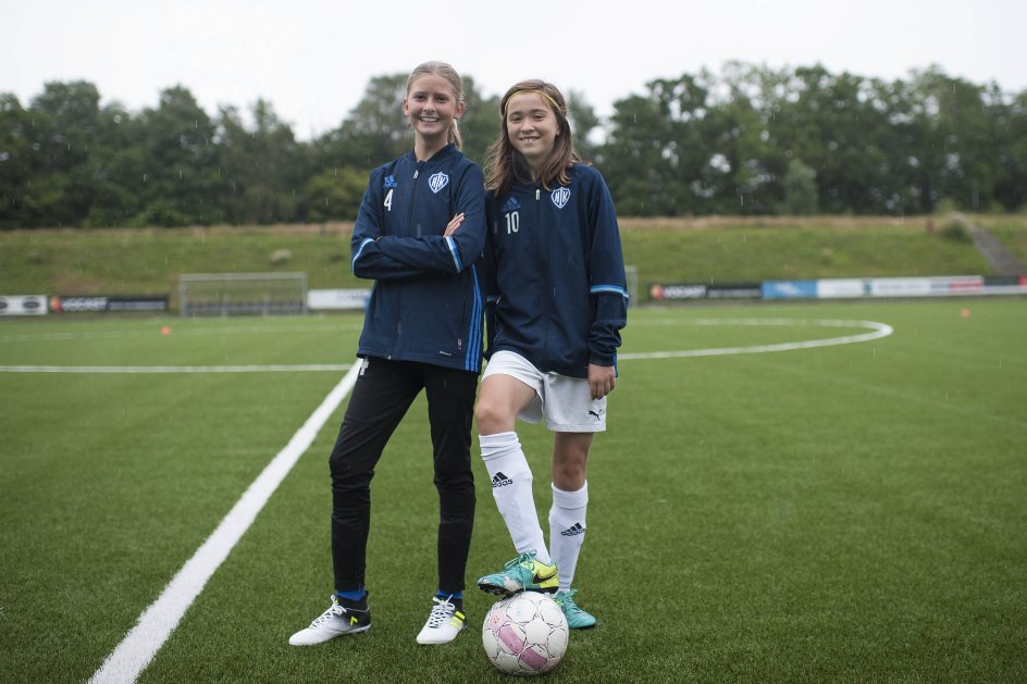 ”Efter en kamp kom der en DBU-træner hen til mig og sagde, at han gerne ville have mig med på hans hold. Det var en meget dejlig følelse,” siger Mathilde (tv.), der tror, at udtagelsen især skyldes én ting: "Jeg er rimelig hurtig."
