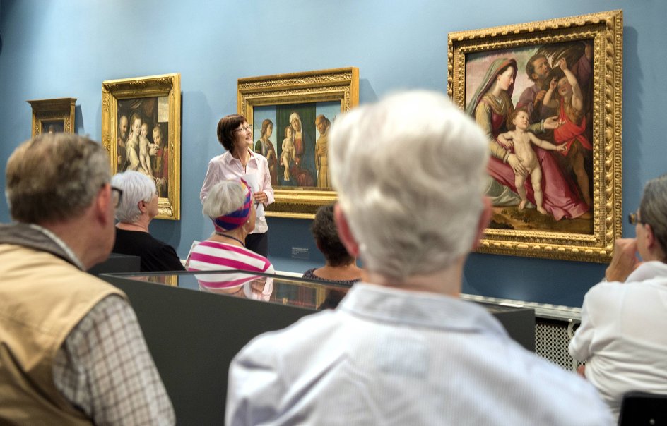 Blandt de fremmødte til arrangementet ”Præstetanker og billedfortællinger” er både faste kirkegængere, der kender præsten, og faste museumsgæster.