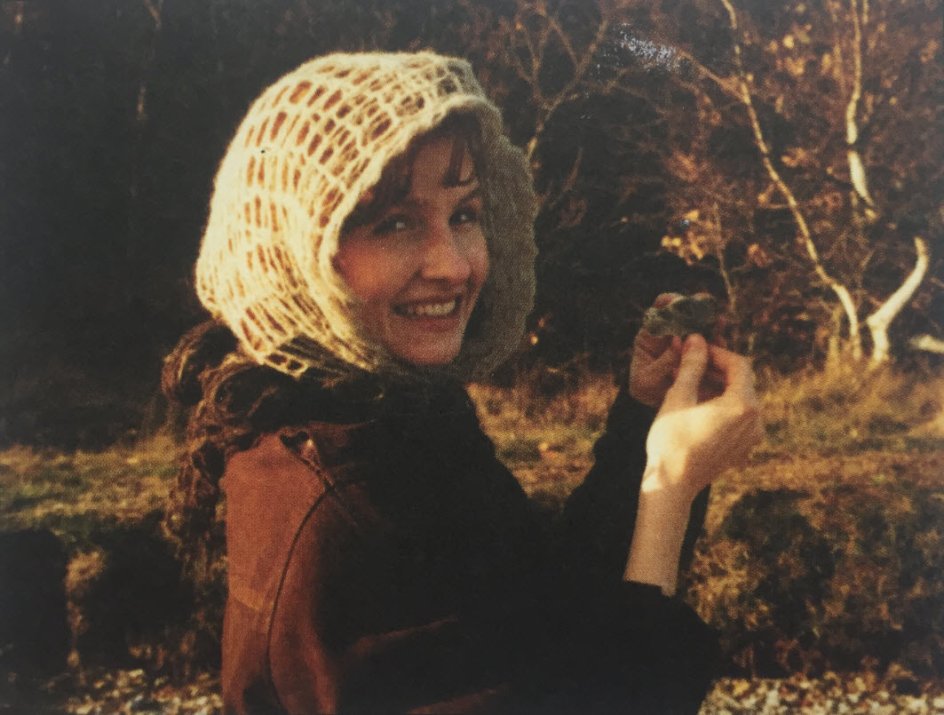 Efter sit år i England flyttede Bodil Jørgensen til Aarhus for at læse engelsk litteratur. Her fik hun et studiejob som handicapmedhjælper hos en kvinde, som havde en teatertrup, der lavede satire over det at være handicappet. Bodil Jørgensen fik lov at spille med, og den oplevelse fik hende til at søge ind på teaterskolen. Hun blev optaget og flyttede til København som 25-årig for at starte på skolen. Billedet her er fra 1984, hvor Bodil Jørgensen var 23 år. Privatfoto.