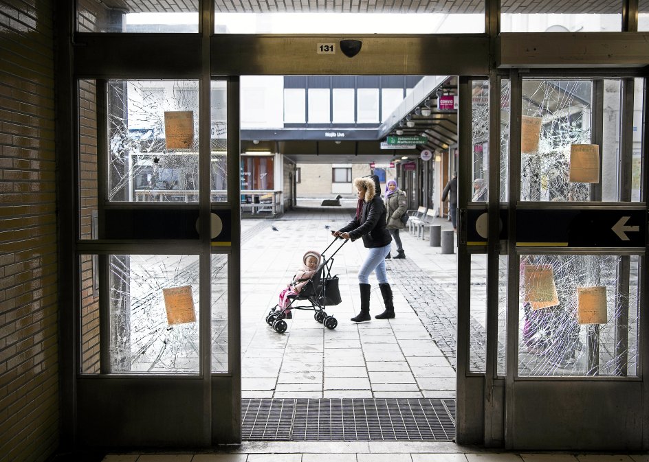 ”Selvom der er sket noget, vil man ikke grundlæggende acceptere de massive problemer med integration, som Sverige står i. I stedet for at anerkende, at ghettoområder som Rinkeby ved Stockholm (billedet) er parallelsamfund plaget af religiøs radikalisering, kalder man det kreative områder. Det hænger jo slet ikke sammen og viser, at der stadig er en fornægtelse,” siger den svenske forfatter og dr.theol. Ann Heberlein. –