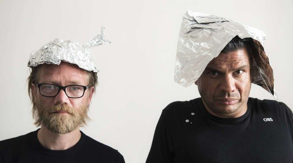 Mads Vestergaard (tv.) og Vincent Hendricks (th.) sætter lup under konspirationsteorier og alternative facts og deres ophav i bogen ”Fake news – når virkeligheden taber”.