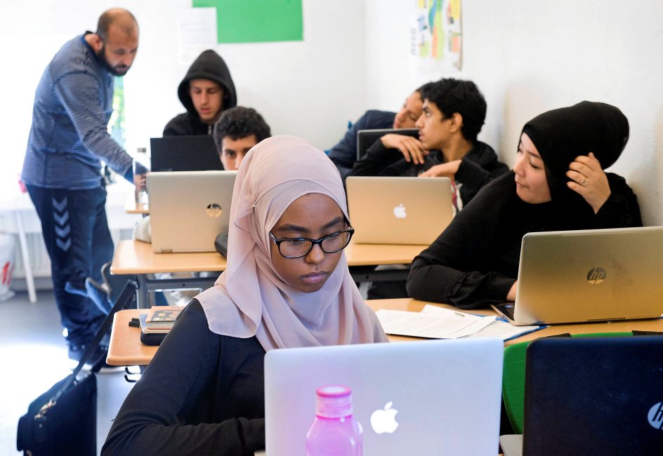 Al Salahiyah Skolen gør meget ud af, at den står for en moderat opfattelse af islam og lægger vægt på at videregive demokratiske værdier til eleverne. Her har 9. klasse historietime og er ved at lære om Koreakrigen. –