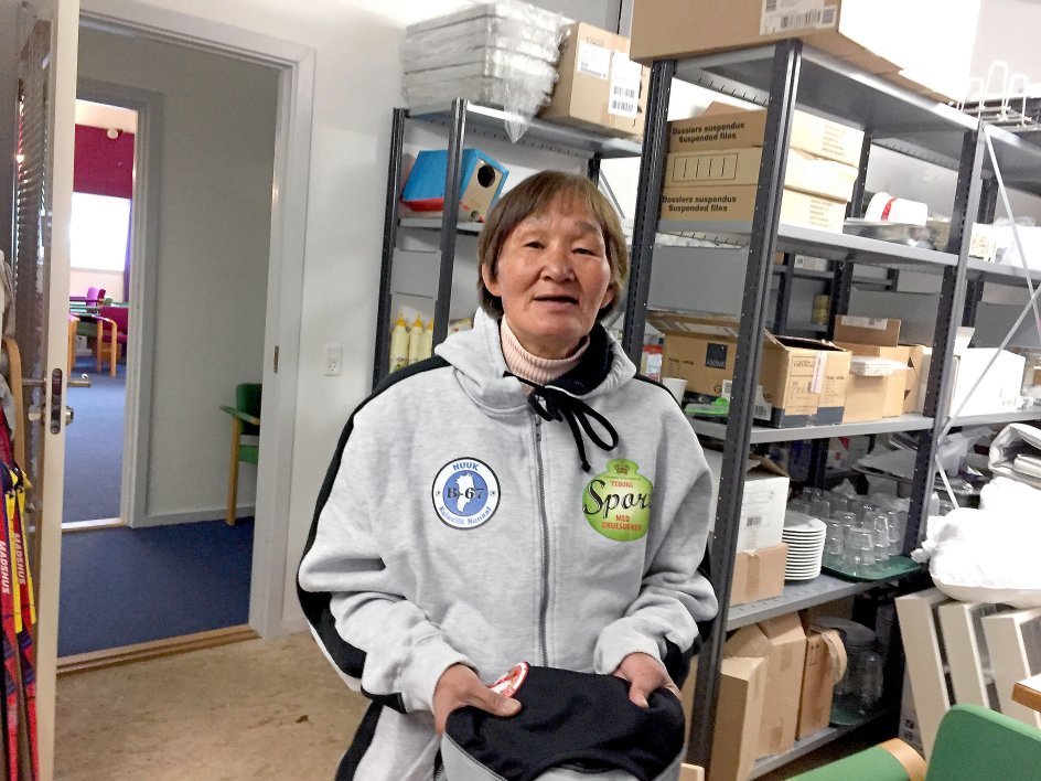 55-årige Jensine Sigurdsen bor på kvindeherberget i Nuuk, men tilbringer dagtimerne på Kofoeds Skole, hvor hun blandt andet sorterer tøj. Det er en stor hjælp at komme på skolen, og Jensine Sigurdsen havde stoppet sit alkoholmisbrug, da Kristeligt Dagblad mødte hende i Nuuk.