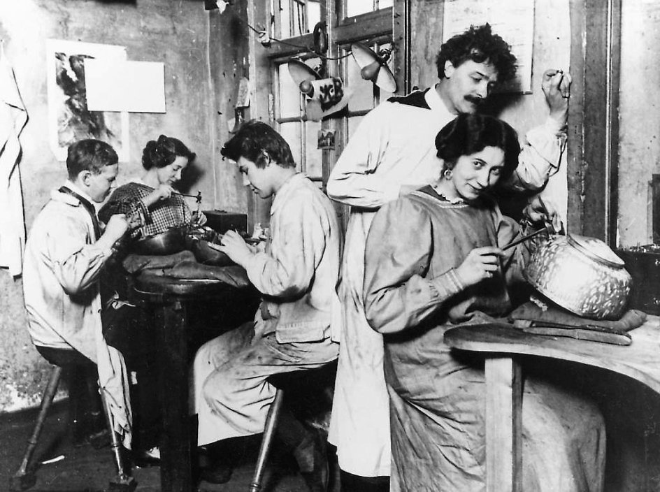 Georg Jensen i sin sølvsmedje i København i 1907. – Foto fra ”Bogen om Jensen”.