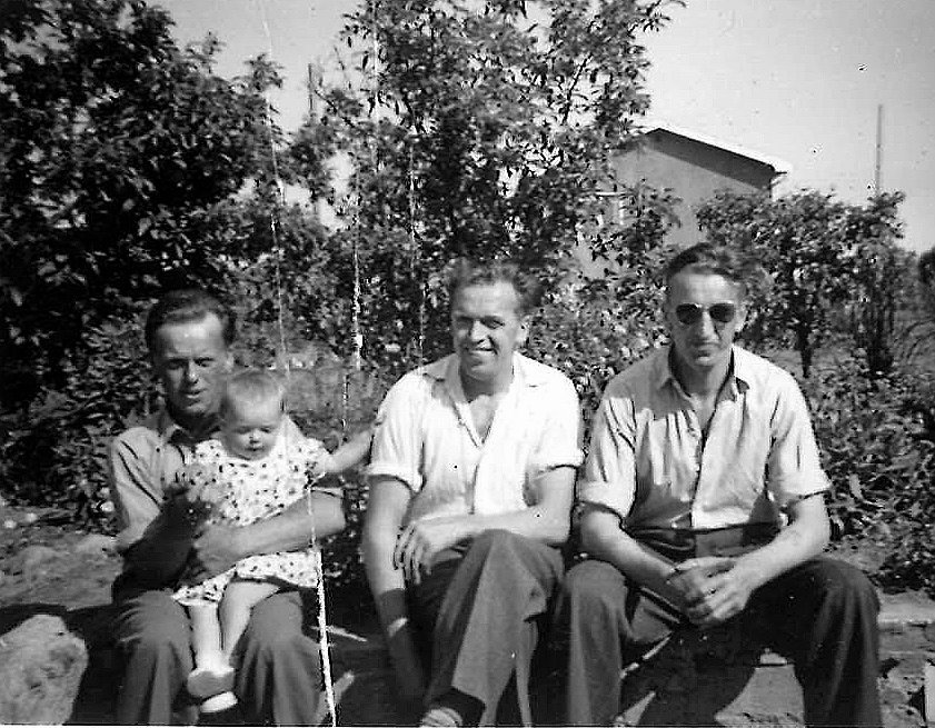 Forfatteren bag ”Bogen om Jensen”, Bjarne Jensen, er en Jensen i fjerde generation. Her er det hans far, Richardt Jensen (i midten) sammen med sine brødre, Svend Jensen (tv.) og Jens Aage Jensen. – Foto fra ”Bogen om Jensen.