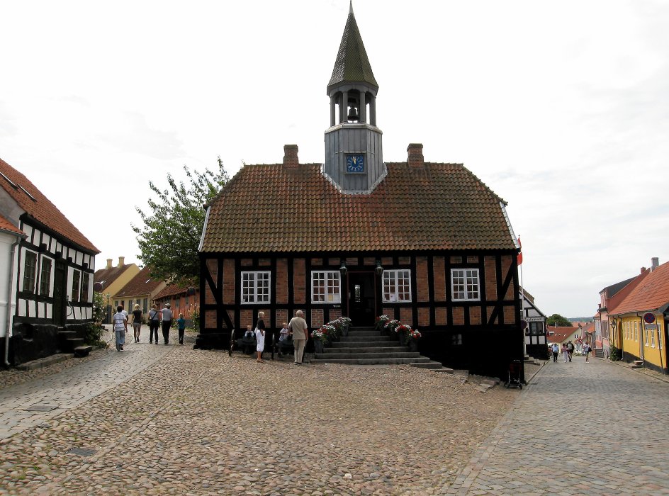 Ebeltoft Gamle Rådhus fra 1789 fungerede kun som rådhus i en kort periode, men bruges stadig i dag til vielser i Syddjurs Kommune. – 