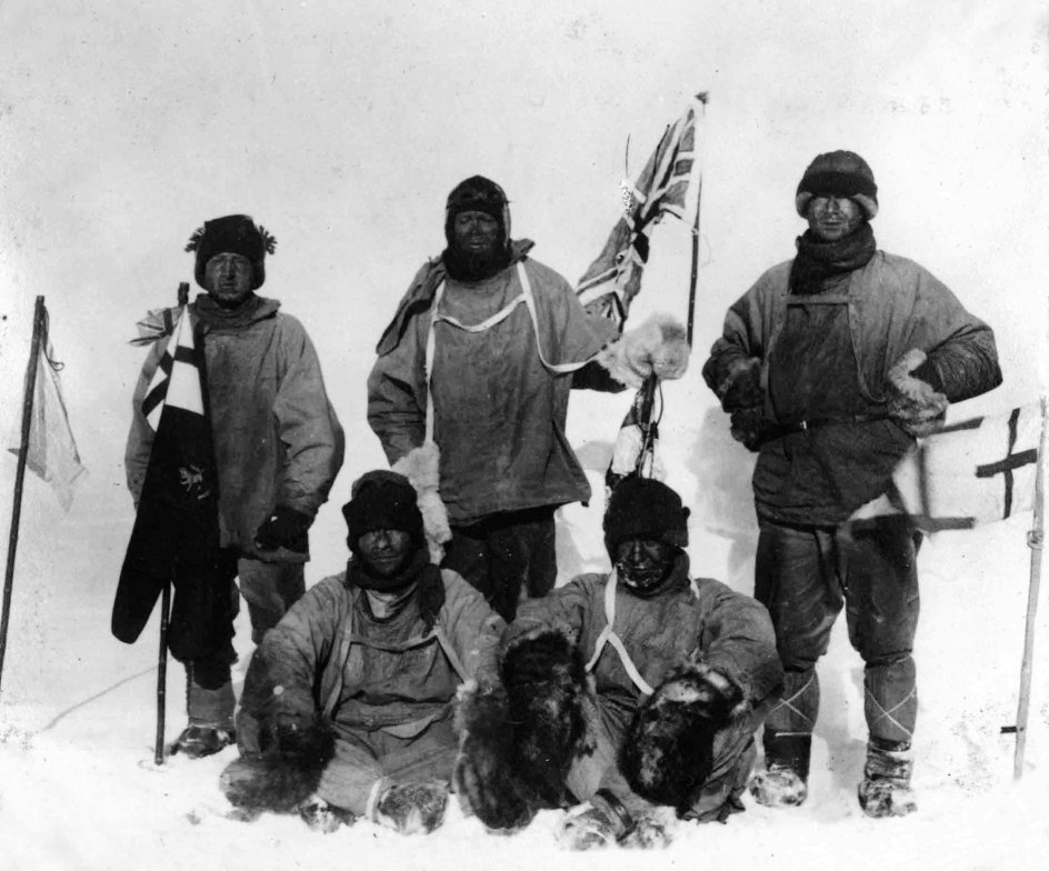 Her ses Robert Falcon Scotts ekspeditionshold på Sydpolen i januar 1912, kort før de led døden. Det er Scott øverst i midten.