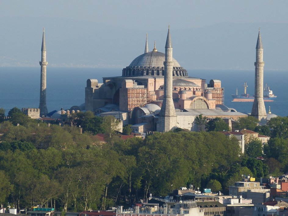Dagen efter erobringen af Konstantinopel, red sultanen op foran Hagia Sofia Kirken, hvor han sad af. Han samlede en håndfuld støv op, lod det falde over sin turban og fremsagde den muslimske trosbekendelse, og kirken blev i det øjeblik en moské. Siden 1935 har bygningen fungeret som et museum.
