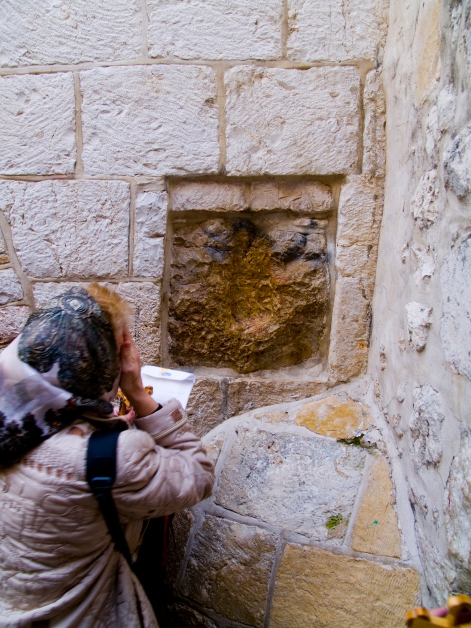 Via Dolorosa i Jerusalem er vejen, som Jesus efter sigende gik med korset efter at være blevet dømt til døden. Der er i dag 14 korsvejsstationer på ruten, som man kan følge, og de markerer hver især en begivenhed på Jesus' "Smertens Vej". Dette er femte station, som skulle være der, Jesus støttede sig til muren for at hvile under vægten af det tunge kors. 