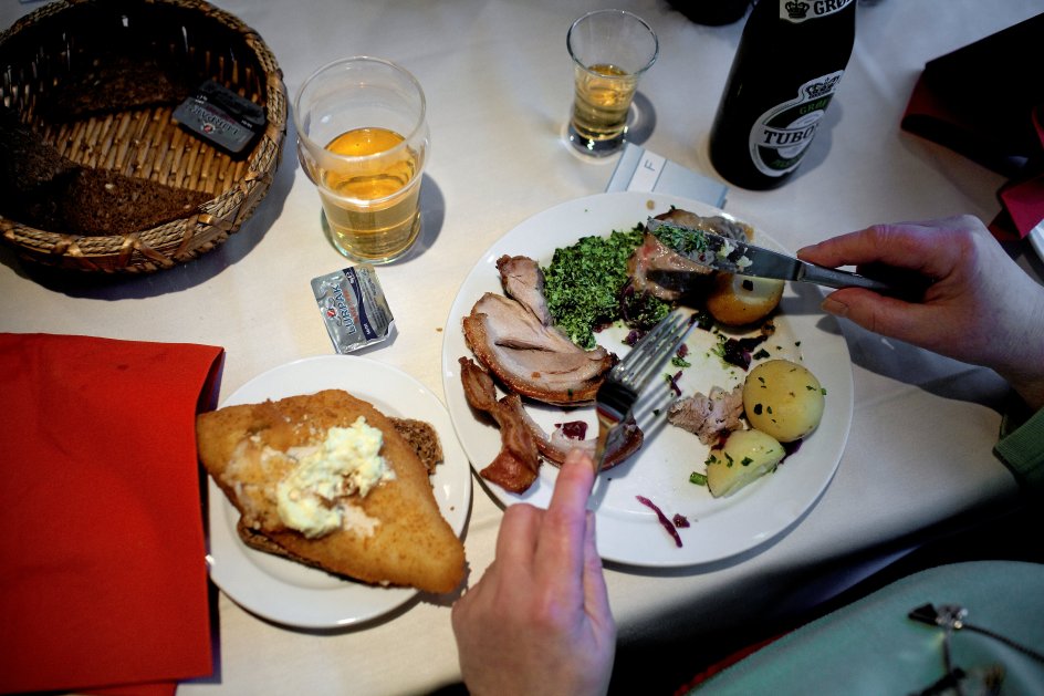 Det kolde bord opstod, fordi mange råvarer blev saltet i månederne op til jul for at kunne holde sig længere. Det har tidligere gået under navnet saltmadsfad eller sulefad og bliver i dag som regel serveret i dagene efter jul.