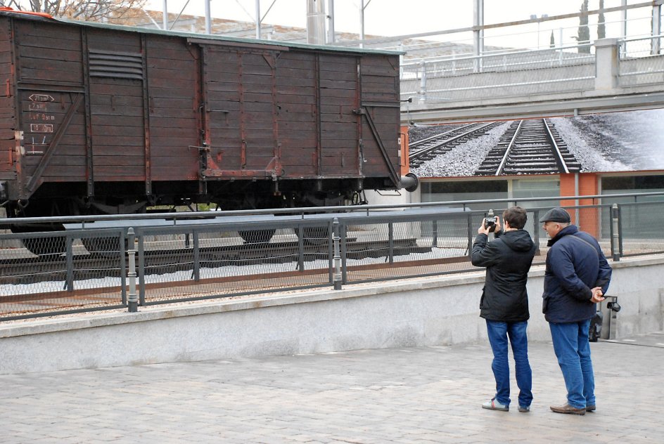 I den 20 kvadratmeter store Deutsche Bahn kreaturvogn blev 80 mennesker stuvet sammen og sendt af sted mod historiens største udryddelseslejr. – 