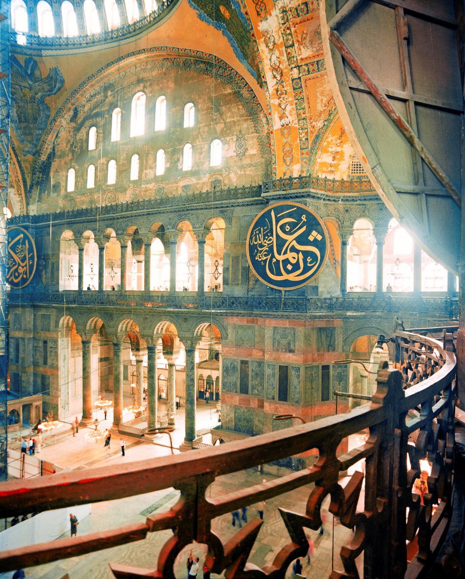 Hagia Sofia, eller ”Den hellige visdoms kirke”, var det kristne Konstantinopels vartegn. Da osmannerne erobrede byen i 1453 blev den omdannet til moske. I dag er den enorme bygning et museum.