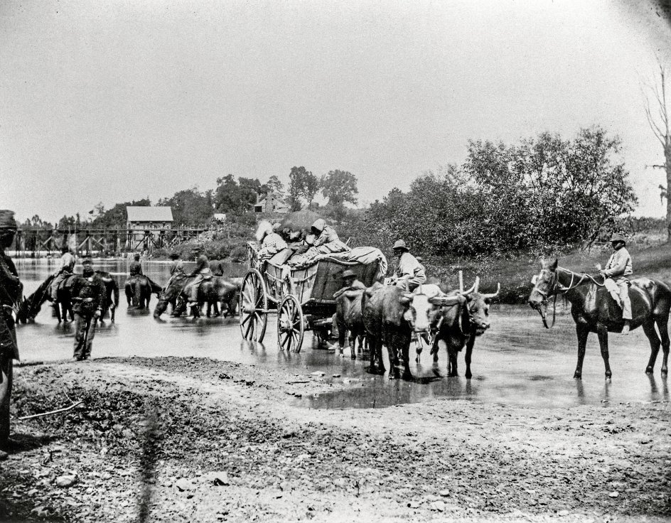 Da den amerikanske borgerkrig brød ud i 1861, flygtede mange slaver med det samme fra de sydlige slavestater mod regeringens linjer, hvor de kunne blive frie. Her ses en slavefamilie på flugt i august 1882.