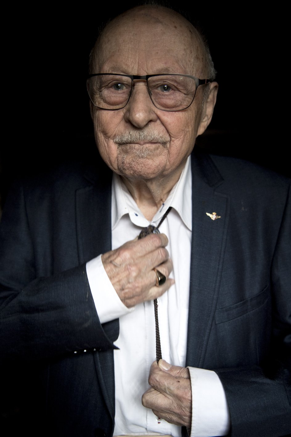 ”Jeg havde ikke dårlig samvittighed over for Mie, slet ikke. Jeg vidste, at hun smilede til mig fra der, hvor hun nu var, og at hun ville sige: ’Willy, du skal bare være glad’,” siger Willy Hanghøj-Petersen, der, tre uger efter at han havde begravet hustruen, Mie, mødte sin ungdomsforelskelse, Inge.