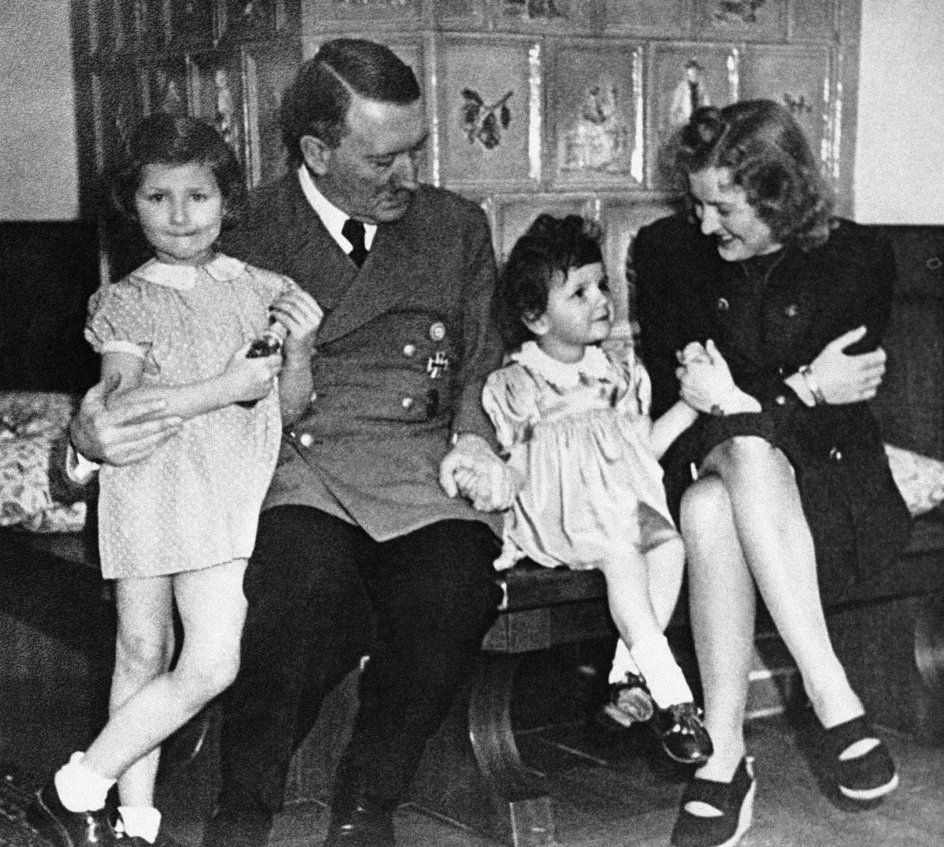 På billedet ses Hitler med sin livsledsager Eva Braun og sine to døtre. Billedet er fra 1945. 