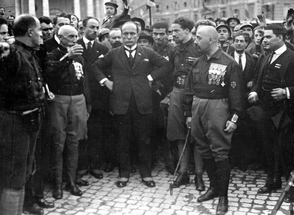 Den italienske fascistiske leder Benito Mussolini (midtfor) med andre medlemmer af det fascistiske parti, efter deres march i Rom 1922. Efter marchen blev Mussolini, af kongen, bedt om at forme en ny regering. 