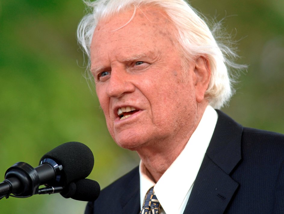 I 2005 sagde Billy Graham farvel til den amerikanske offentlighed med et afskedsvækkelsesmøde i en park i Queens-bydelen i New York. Blandt hans gæster var daværende præsident Bill Clinton. –