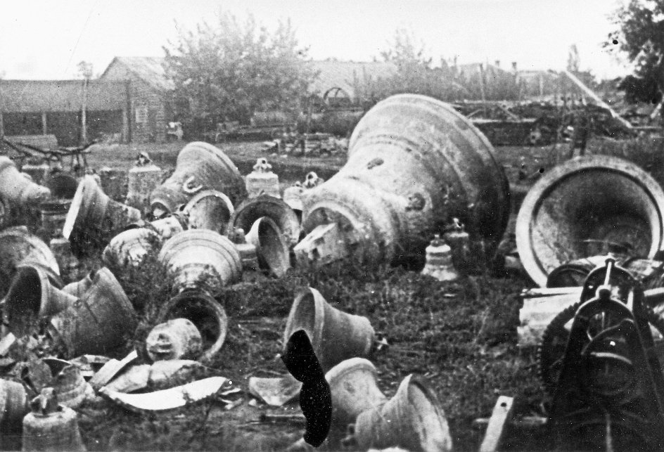 Smadrede kirkeklokker i den nordvestukrainske by Zhytomyr. Klokkerne blev senere smeltet om. – Foto fra bogen.