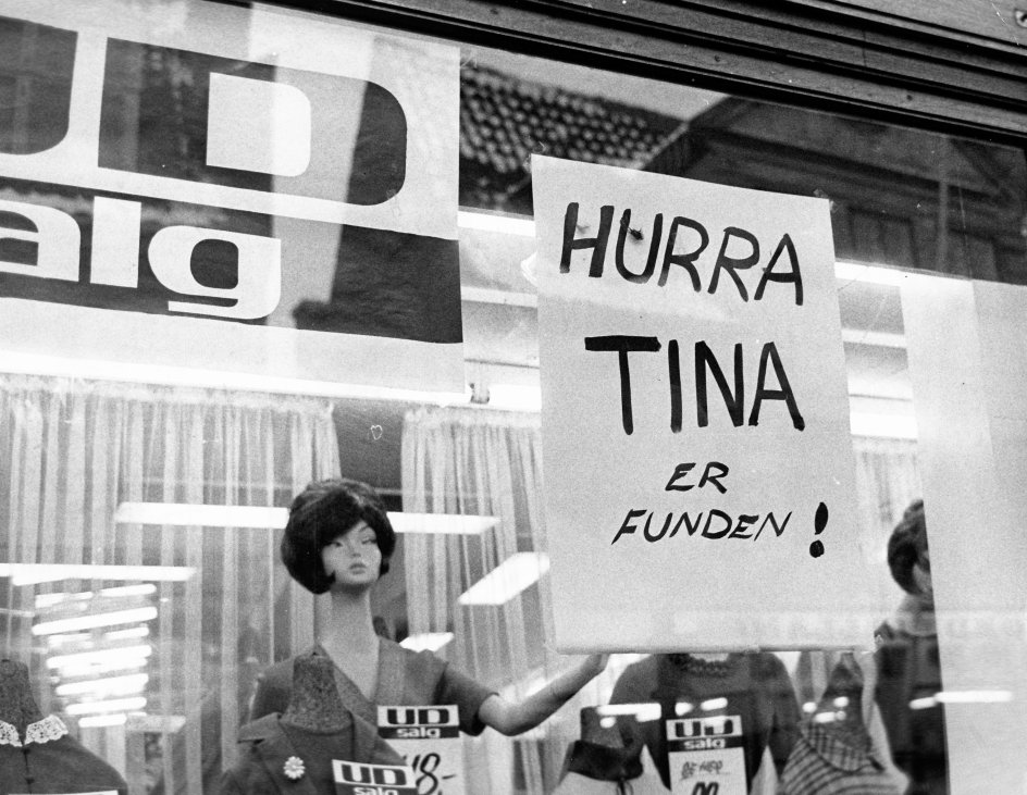 Tinas genforening med forældrene var i den grad et emne, der optog danskerne i januar 1966. Denne butik var ikke den eneste, der satte et skilt op for at fejre, at Tina var blevet fundet. –
