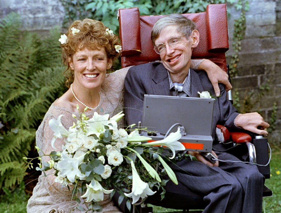 I 1995 giftede Stephen Hawking sig for anden gang. Her ses han med sin brud Elaine Mason. Ved sin død efterlader Hawking sig to ekskoner og tre børn, som han alle fik med sin første kone.