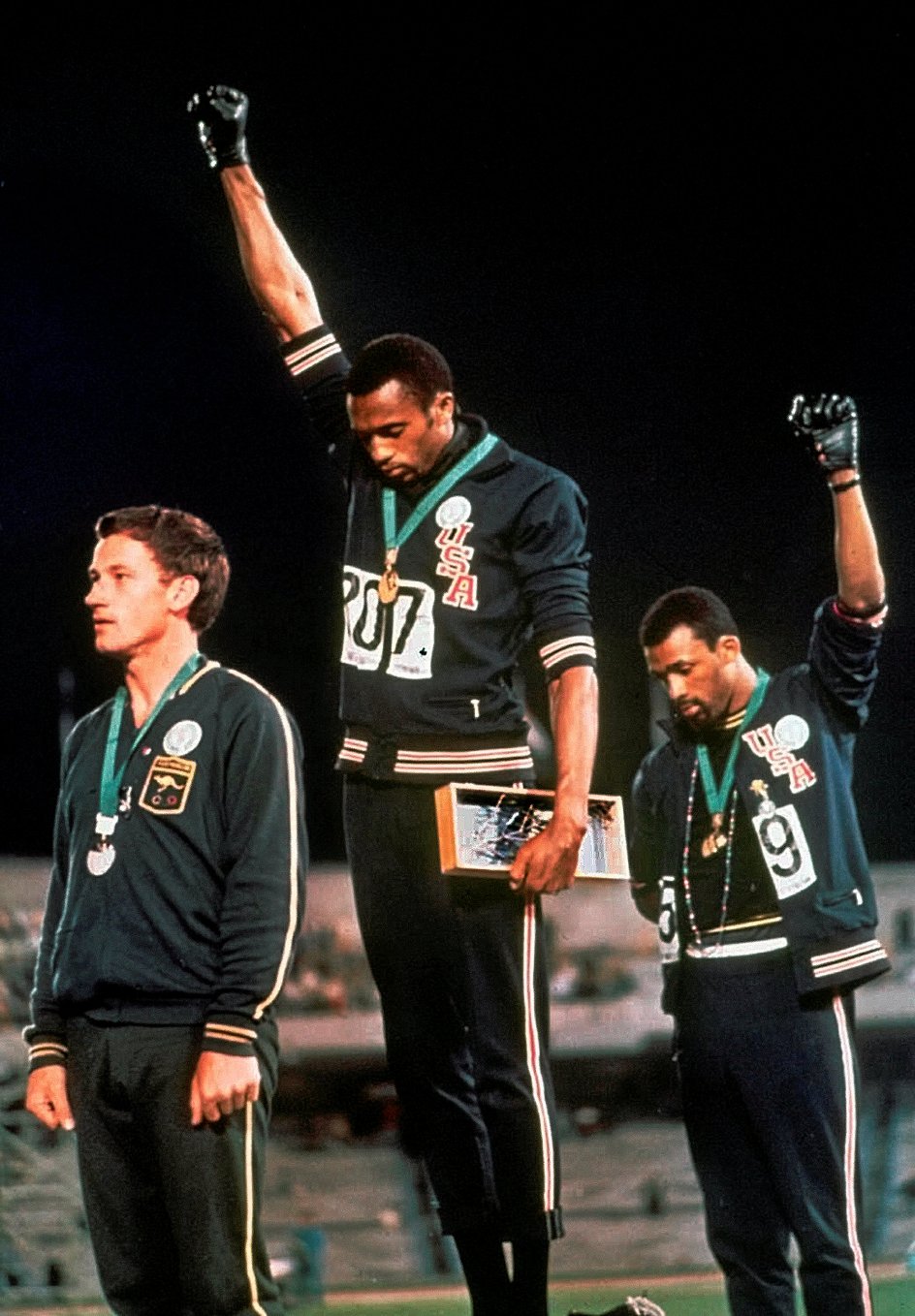 Medaljeceremonien i 200-meterløb ved OL i Mexico City.