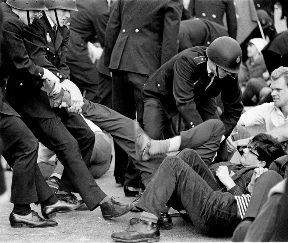 Vietnam-aktivister og politi i kamp på Østerbro.