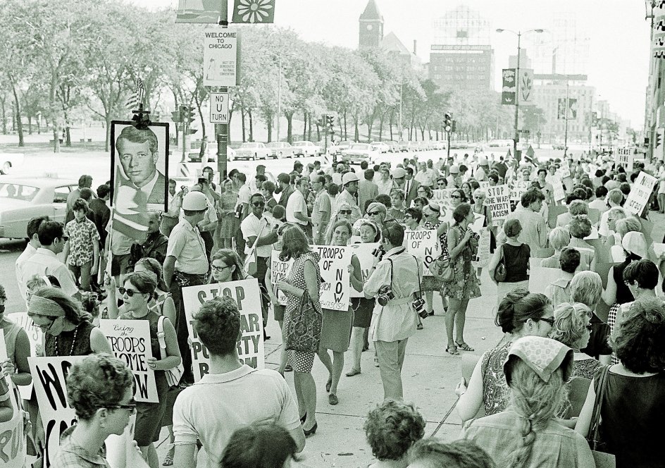 Demonstrationer på gaden under det demokratiske partikonvent i Chicago