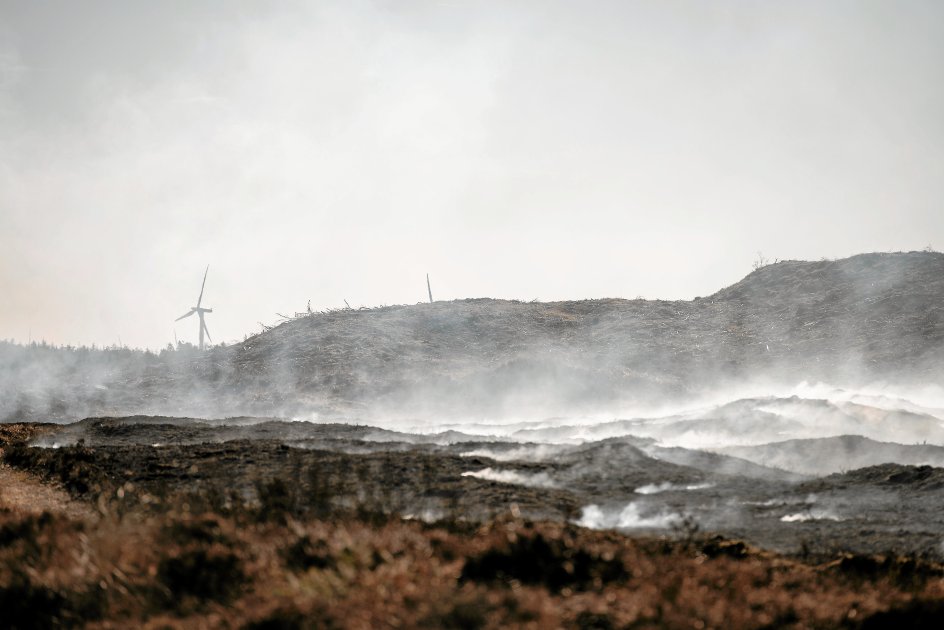 Når flammehavet er døet ud, efterlader det sig et nærmest vulkanlignende landskab. –
