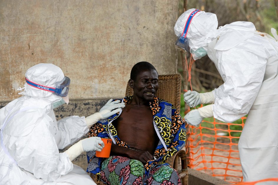 I 2014 spredte Ebola-epidemien sig med lynets hast i Vestafrika, og titusinder af mennesker mistede livet. Blandt de døde var læger og sygeplejersker, blandt andet fra Læger uden Grænser, som ofrede deres liv for at redde de syge. –