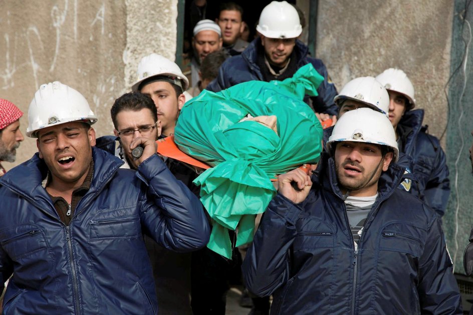 59 medlemmer af den syriske civilforsvarsgruppe, De Hvide Hjelme, har indtil videre mistet livet i deres forsøg på at redde ofrene for krigen i Syrien, som nu har varet i syv år. De Hvide Hjelme har to gange været indstillet til Nobels Fredspris for deres indsats. –