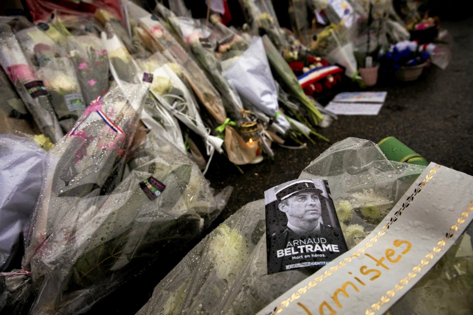 En fransk oberstløjtnant, den 45-årige Arnaud Beltrame, satte i fredags livet på spil, da et gidseldrama udspillede sig i et supermarked i den franske by Trèbes. Tre personer blev dræbt, og politiet efterforsker hændelsen som terror. Gidseltageren brugte en kvinde som menneskeligt skjold, men Beltrame tilbød at tage hendes plads, hvorefter gerningsmanden skød og knivstak ham. Gendarmen, der tidligt i lørdags døde af sine kvæstelser, mindes her med blomster foran supermarkedet. –