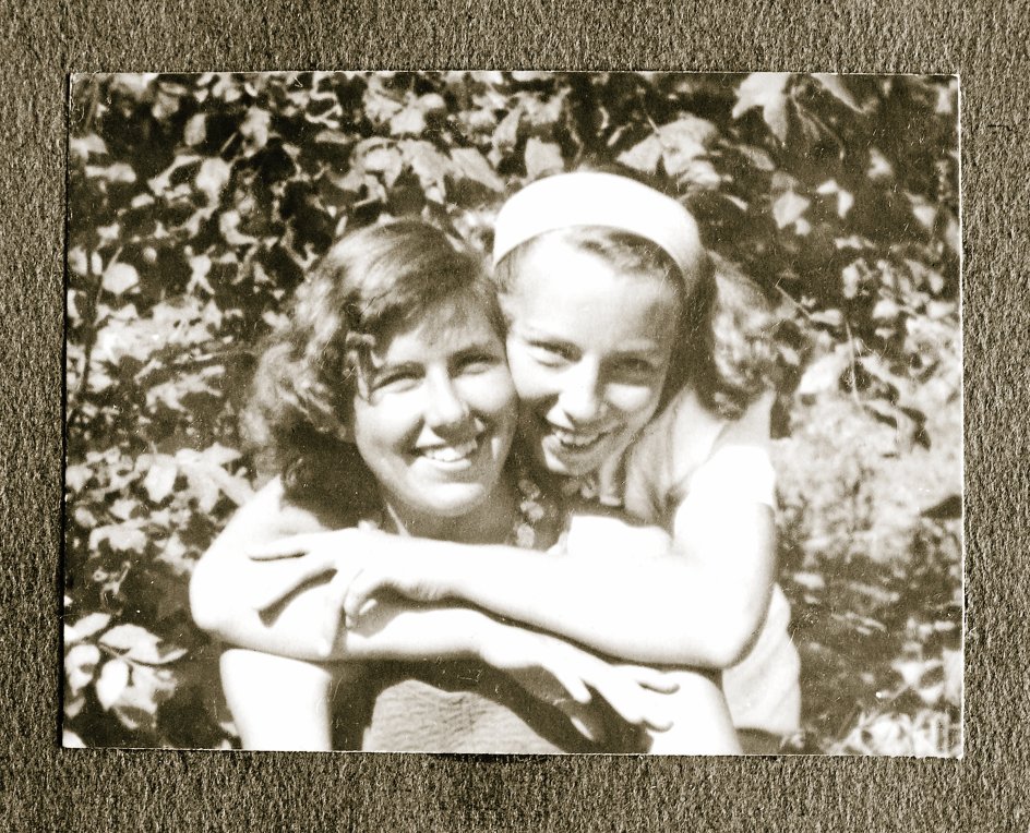 Her er veninderne fotograferet i 1946 i Kerteminde på besøg hos Hanne Iskjærs familie. – Privatfoto affotograferet af Petra Theibel Jacobsen.