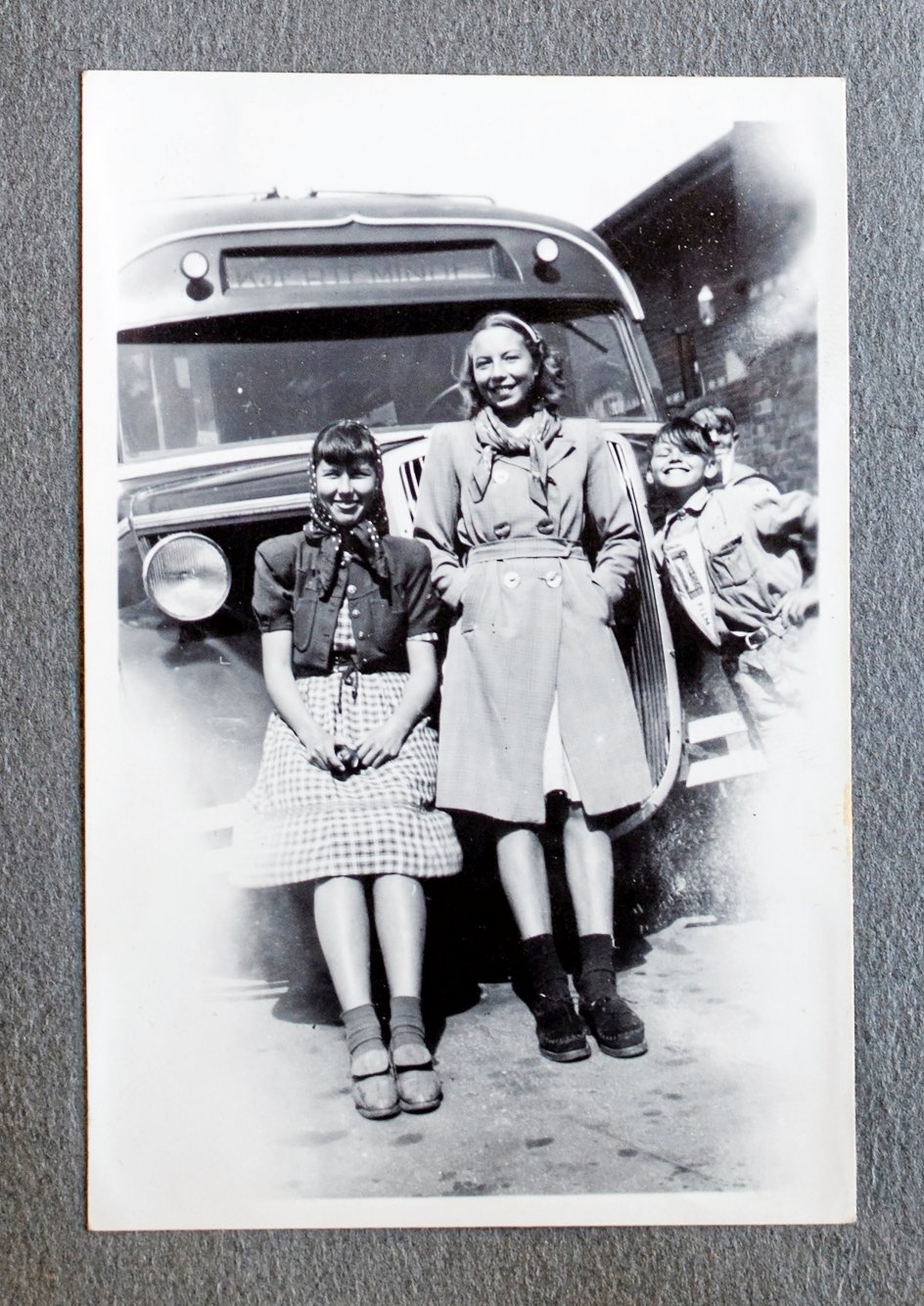 Hanne Iskjær (tv.) og Erna Perthou blev penneveninder i 1945. Siden blev det til mange ferier sammen som her i 1946. – Privatfoto affotograferet af Petra Theibel Jacobsen.