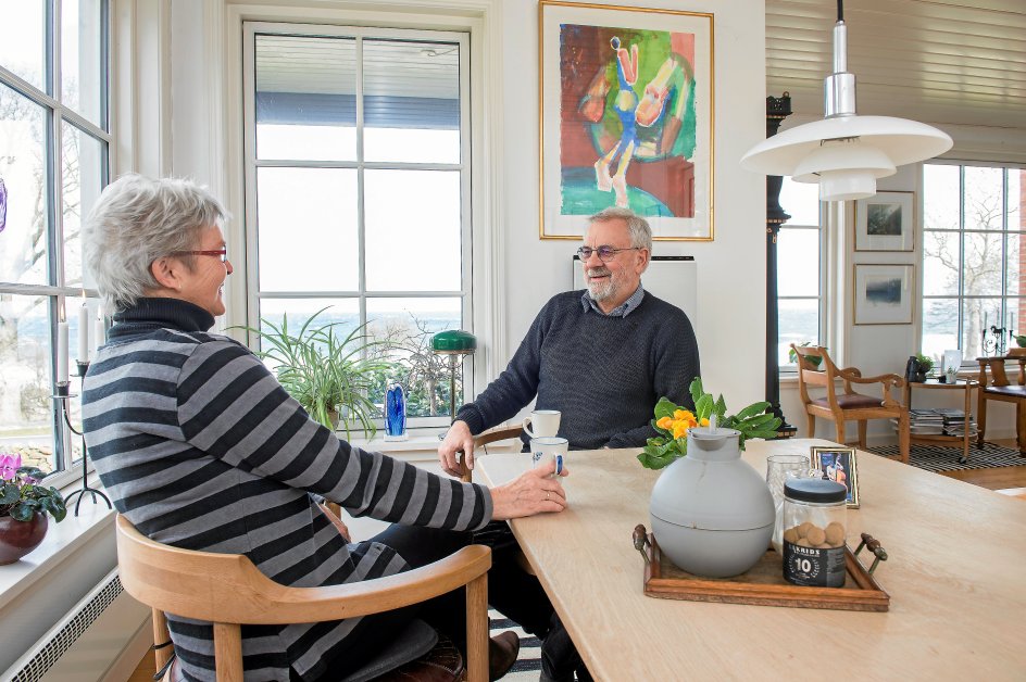 Elsa og Knud Henning Hansen i deres stue i Bølshavn på den bornholmske nordkyst.