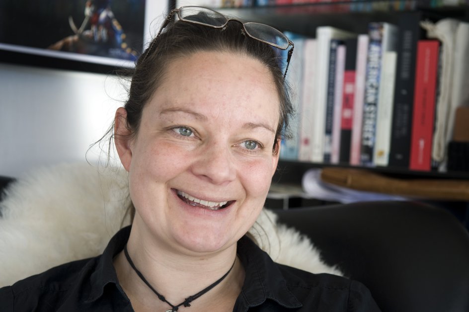 Lise Bidstrup skriver hovedsagligt bøger til børn og unge. Hun brænder for at tænde en ild i dem, så de får lyst til at læse og lære. –