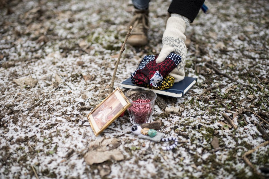 En studerende bliver en del af ritualets cirkel ved at lægge sin personlige ejendel i bunken i midten.
