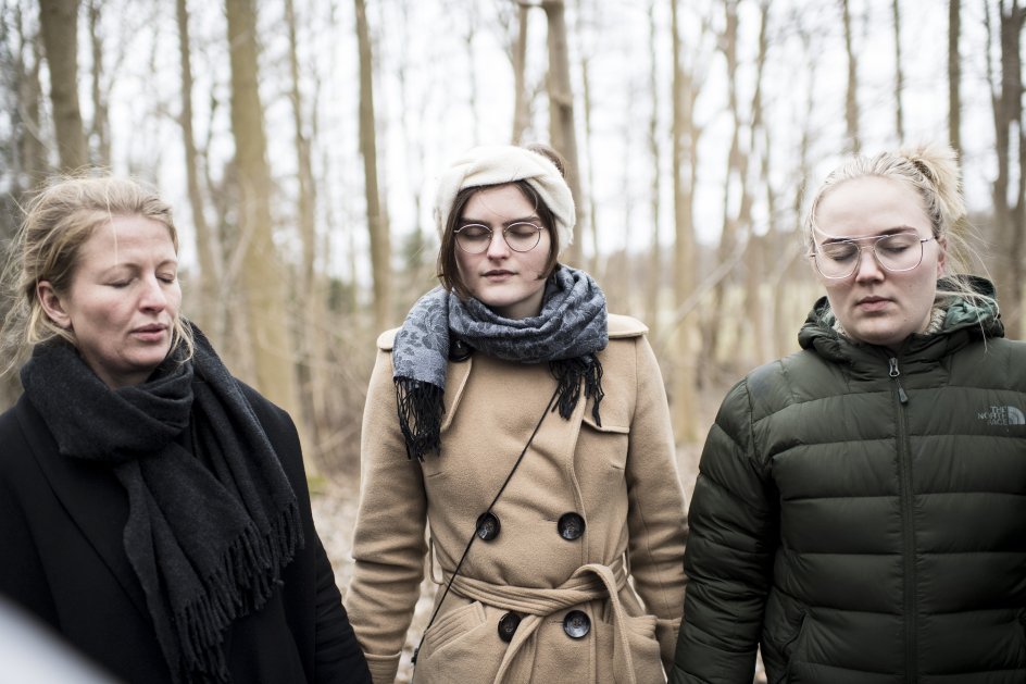 Fra venstre mod højre: underviser Anne Steen Himmelstrup, studerende Sarah Cant og Hannah Keegan.
