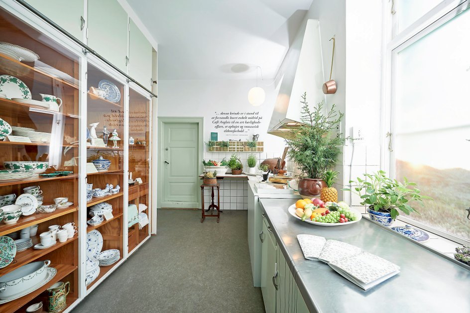 Karen Blixens køkken på Rungstedlund er blevet åbnet for besøgende. Man har erstattet skabslågerne i køkkenet med glas, så man kan se ind på hendes delikate grønne krystalglas, som Blixen fortæller, hun engang solgte og straks efter købte tilbage, fordi de bar minder om de mange gæster, der havde sat dem til læberne, samt hendes musselmalede stel, der gjorde turen med til Ngong Hills. –