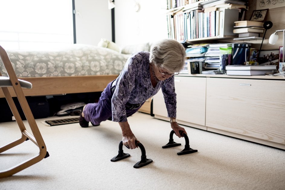  91-årige Birte Carstensen lærte tidligt, at skulle hun klare sig, måtte hun knokle. Så det gjorde hun, og hun arbejder stadig som fysioterapeut og holder fortsat kroppen i gang – men kun af lyst. Og fordi det er langt sjovere end at løse sudoku, siger hun. – Foto: Emil Kastrup Andersen. Video: Mikkel Møller Jørgensen.