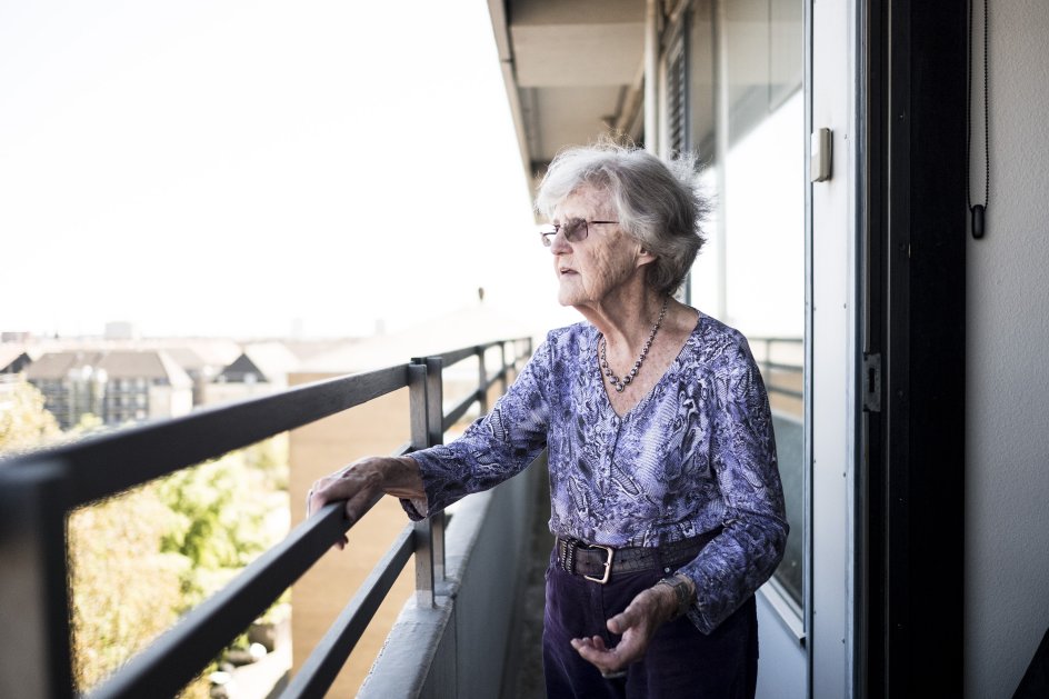 91-årige Birte Carstensen lærte tidligt, at skulle hun klare sig, måtte hun knokle. Så det gjorde hun, og hun arbejder stadig som fysioterapeut og holder fortsat kroppen i gang – men kun af lyst. Og fordi det er langt sjovere end at løse sudoku, siger hun. – Foto: Emil Kastrup Andersen. Video: Mikkel Møller Jørgensen.