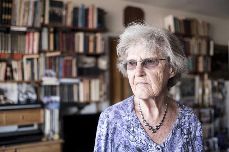 91-årige Birte Carstensen lærte tidligt, at skulle hun klare sig, måtte hun knokle. Så det gjorde hun, og hun arbejder stadig som fysioterapeut og holder fortsat kroppen i gang – men kun af lyst. Og fordi det er langt sjovere end at løse sudoku, siger hun. – Foto: Emil Kastrup Andersen. Video: Mikkel Møller Jørgensen.