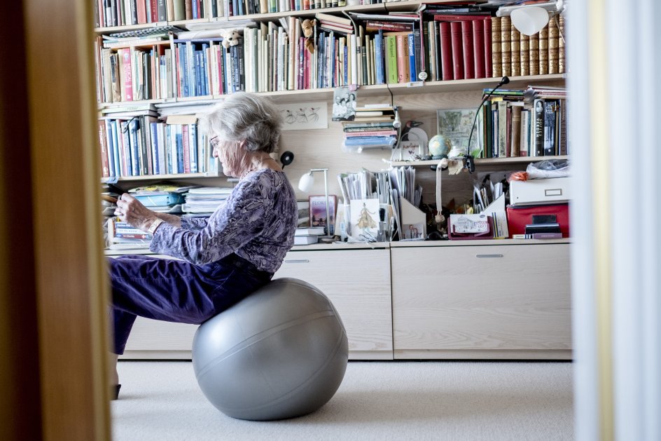 91-årige Birte Carstensen lærte tidligt, at skulle hun klare sig, måtte hun knokle. Så det gjorde hun, og hun arbejder stadig som fysioterapeut og holder fortsat kroppen i gang – men kun af lyst. Og fordi det er langt sjovere end at løse sudoku, siger hun. – Foto: Emil Kastrup Andersen. Video: Mikkel Møller Jørgensen.