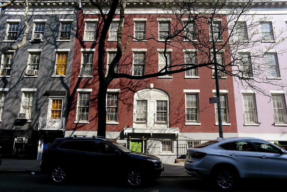 Huset, der har givet Salman Rushdies roman titel, og den karré, det ligger i, er højst virkeligt. Det ligger i Greenwich Village og skjuler bag facaden en storslået have, der spiller en vigtig rolle i romanen. Husets nuværende ejere er venner med Salman Rushdie, og ”Det gyldne hus” er dedikeret til dem. Tidligere boede Bob Dylan i ejendommen. –
