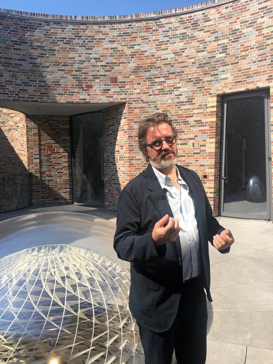 Olafur Eliasson har for første gang i sin karriere tegnet et helt hus. Her er han på øverste etage, hvor en kuppel har direkte, åben adgang til himlen. –