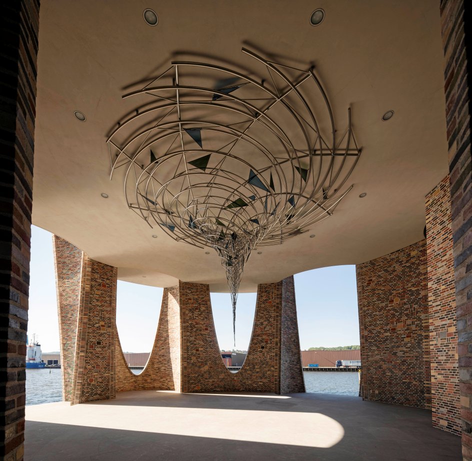 ”Det åndelige ligger ikke inde i bygningen, men i den måde, du oplever bygningen,” siger Olafur Eliasson, som har tegnet det nye Fjordenhus i Vejle. –